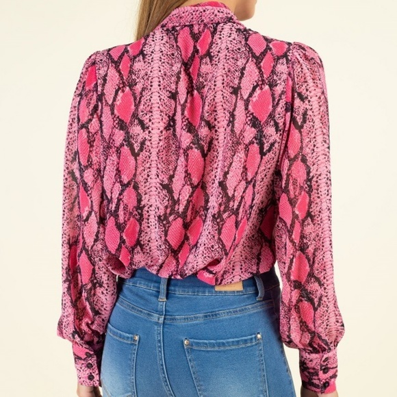 🌸NWT!Snake Skin Tie Neck Top - Picture 5 of 5